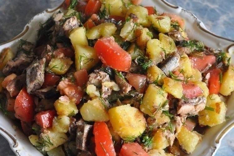 Салат зі шпротами, помідорами та картоплею
