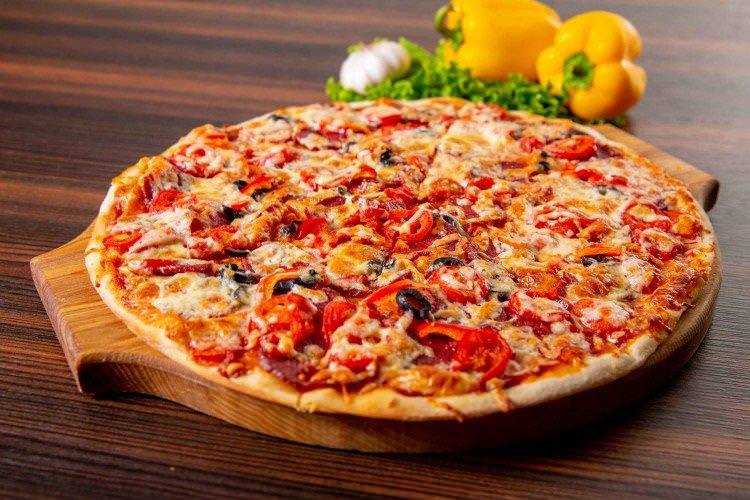 Начинка для піци з салямі, сиром та болгарським перцем