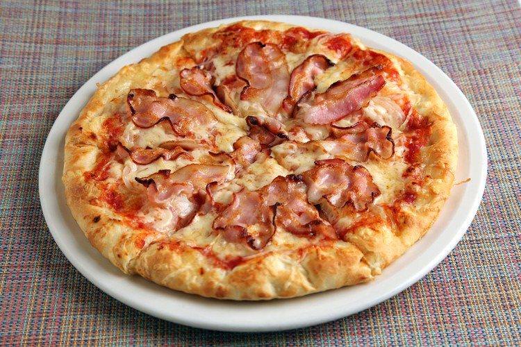 Начинка для піци з беконом, сиром та помідорами