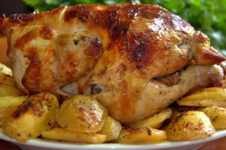Куриця, запечена повністю з картоплею та часником
