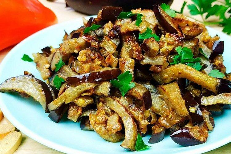Швидкий салат із смажених баклажанів