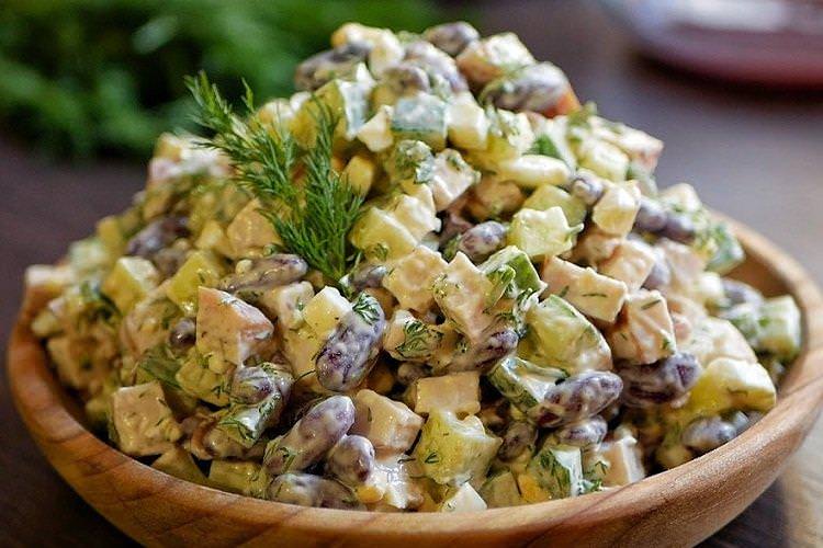Салат з квасолею, куркою та грибами