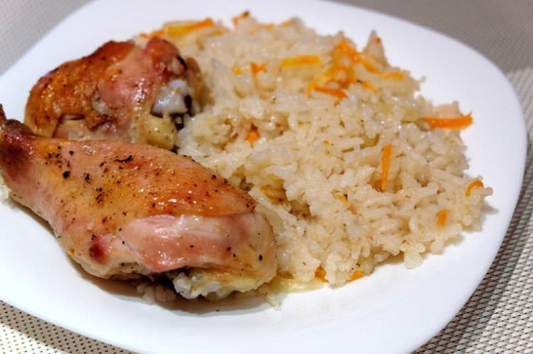 Курячі ніжки з рисом на сковороді