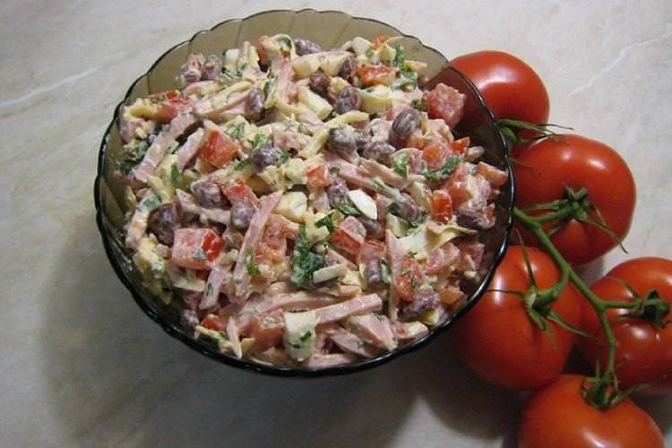 Салат з червоною квасолею, ковбасою та помідорами