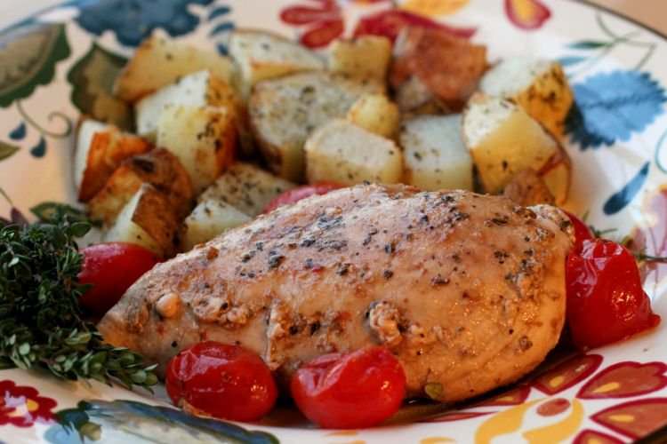 Куриця з картоплею та в'яленими томатами в духовці