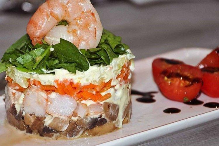 Слойний салат з креветками, руколою та грибами