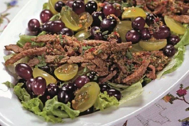 Салат з яловичини та винограду