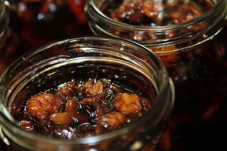 Варення із соснових шишок з волоськими горіхами